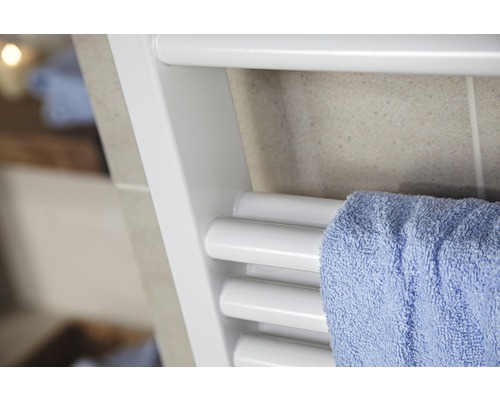 Detailansicht eines Handtuchwärmers mit Handtuch