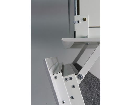 Detailansicht einer Dachbodentreppe mit Metallstufen und Befestigungselementen