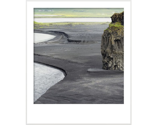 Fotografie einer Landschaft mit Wasser und einem Felsen