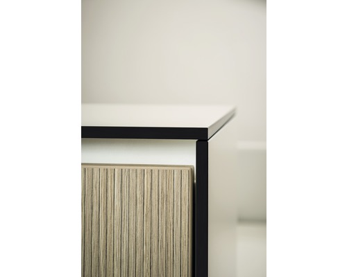 Detailansicht eines Badezimmerschranks mit Holzfront und Ablagefläche