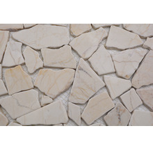 Nahaufnahme von Mosaikfliesen aus Naturstein