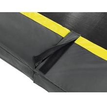 Detail einer Trampolin-Abdeckung mit Klettverschluss