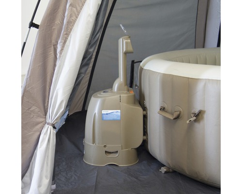 Aufblasbarer Whirlpool mit Steuereinheit in einem Zelt