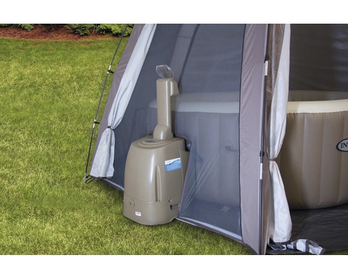 Zelt mit aufblasbarem Whirlpool und zugehöriger Pumpe im Garten