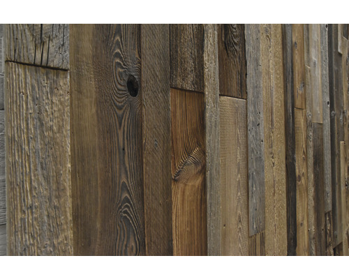 Nahaufnahme einer Wandverkleidung aus Holzpaneelen