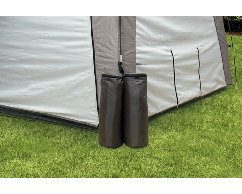 Zwei Sandsäcke zur Zeltbefestigung auf Rasen