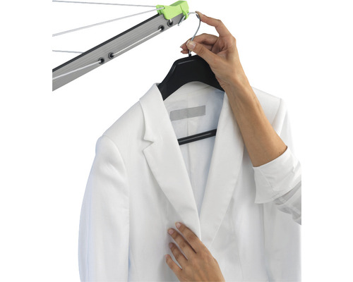 Wäschespinne mit weißem Jackett am Kleiderbügel