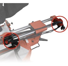 Detailansicht einer Kapp- und Gehrungssäge mit Kabel und Zugvorrichtung