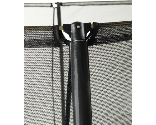 Detailaufnahme eines Trampolin-Sicherheitsnetzes mit schwarzer Netzstruktur und einer stabilen, dunklen Stützstange.