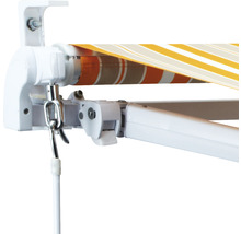 Detailansicht einer Markise mit Streifenmuster und Kurbel