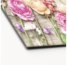 Dekorative Platte mit Blumenmotiv auf Holzuntergrund