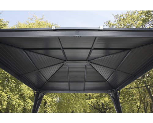 Innenansicht eines Pavillons mit Metalldachkonstruktion