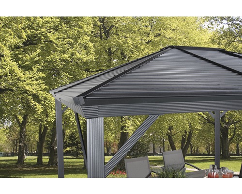 Detailansicht eines Pavillons mit Metalldach und Stützstruktur im Garten