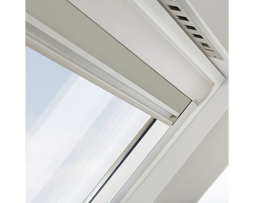 Detailansicht eines Dachfensters mit Rollo
