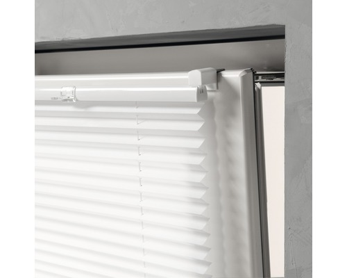 Detailansicht eines Plissees im Fensterrahmen