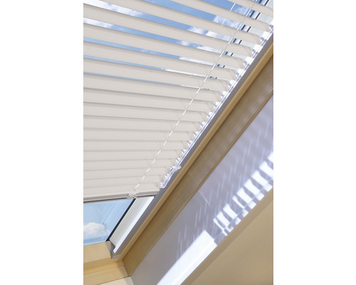 Innenjalousie am Dachfenster mit Zugschnur