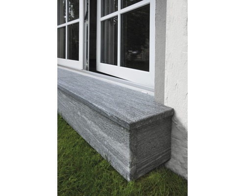 Fensterbank aus Stein unter einem Fenster