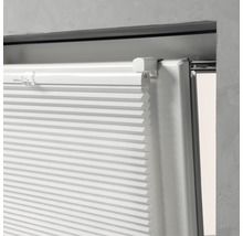 Detailansicht eines weißen Plissees am Fenster