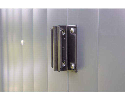 Detailaufnahme eines Türgriffs an einem Metallgartenschrank