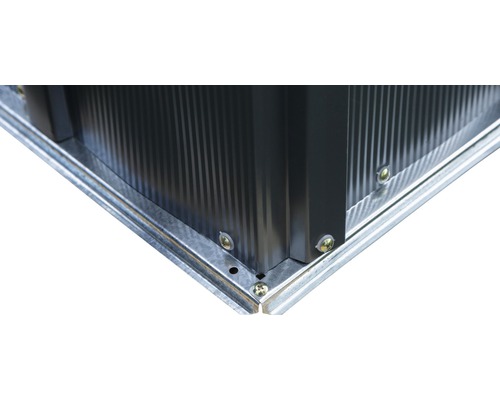 Detailansicht der Ecke eines Gerätehauses mit Schrauben