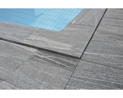 Detailansicht von Beckenrandsteinen aus Stein an einem Pool