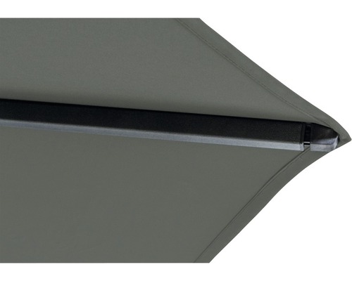 Detailansicht eines Sonnenschirms mit Metallrahmen und Stoffbespannung