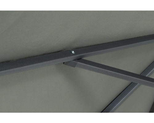 Detailaufnahme des Metallgestells und der Dachplane eines Pavillons.