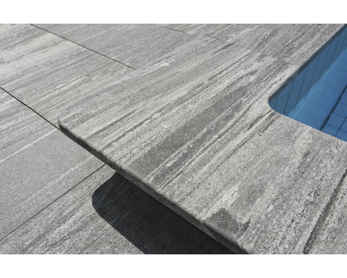 Detailansicht von Poolumrandungssteinen aus Naturstein