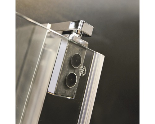 Detail einer Duschkabine mit Magnetverschluss und Chrombeschlag