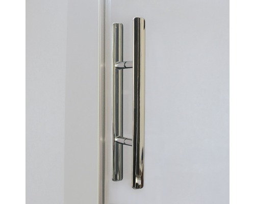 Griff aus Metall an einer Duschkabine