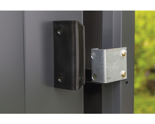 Detailansicht einer Torverriegelung mit Halterung