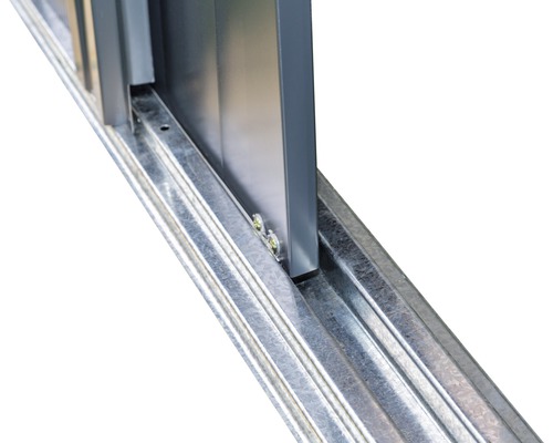 Detailansicht einer Schiebetürschiene aus Metall