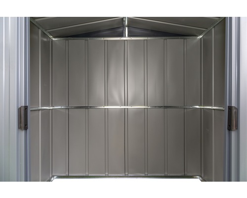 Innenansicht eines Geräteschuppens aus Metall mit Wandverstrebungen