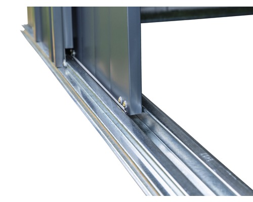 Detailansicht des Schiebetürsystems mit Metallschiene