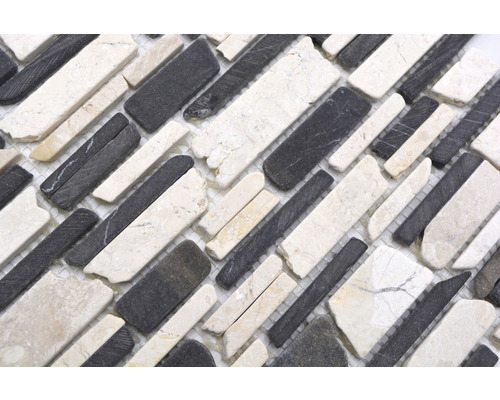 Mosaikfliese aus Naturstein mit länglichen Steinen