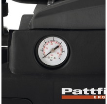 Detailansicht eines Manometers an einem Pattfield-Kompressor, das Druck in PSI und bar anzeigt.