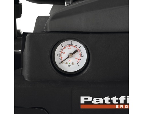 Detailansicht eines Manometers an einem Pattfield-Kompressor, das Druck in PSI und bar anzeigt.