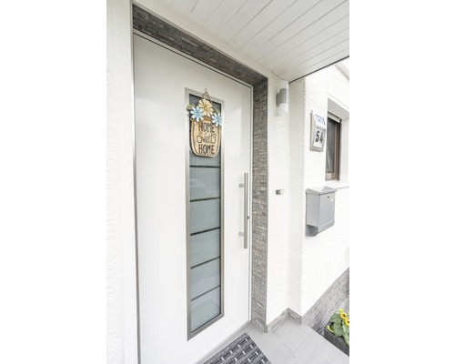 Eingangsbereich eines Hauses mit Haustür, Hausnummer und Briefkasten