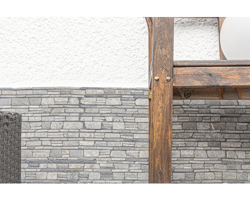 Detailansicht einer Wandverkleidung aus Stein und einem Holzelement