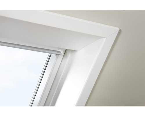 Detailansicht eines Dachfensters mit weißem Rahmen