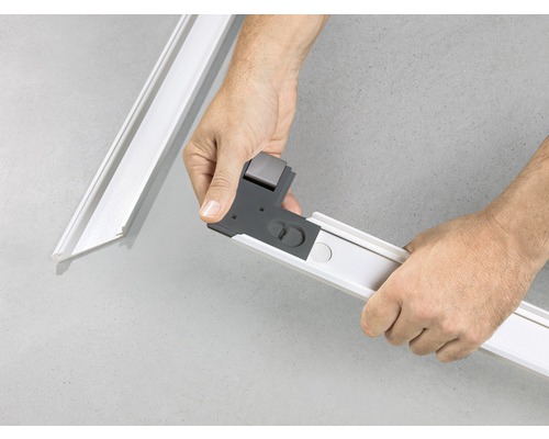 Montage einer Insektenschutz-Fensterrahmen-Ecke