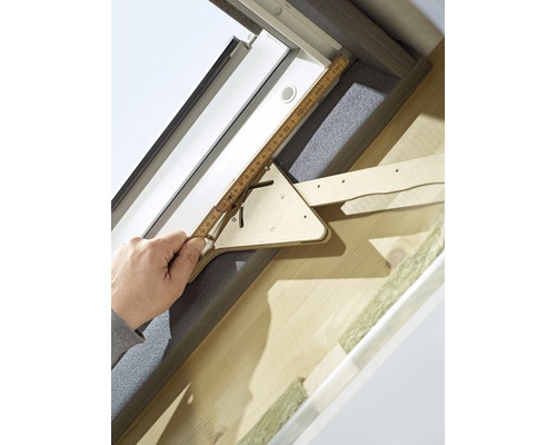 Einbau eines Dachfensters mit Zollstock