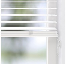 Weiße Jalousie vor einem Fenster zur Lichtsteuerung