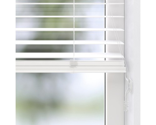 Weiße Jalousie vor einem Fenster zur Lichtsteuerung