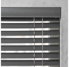 Geschlossene Jalousie zur Fensterdekoration und zum Schutz der Privatsphäre