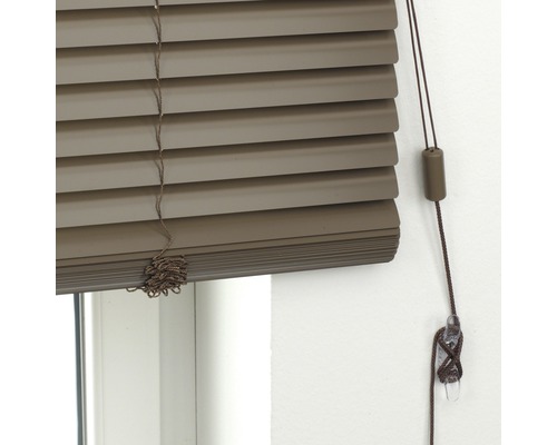 Braune Jalousie mit Bedienschnüren am Fenster