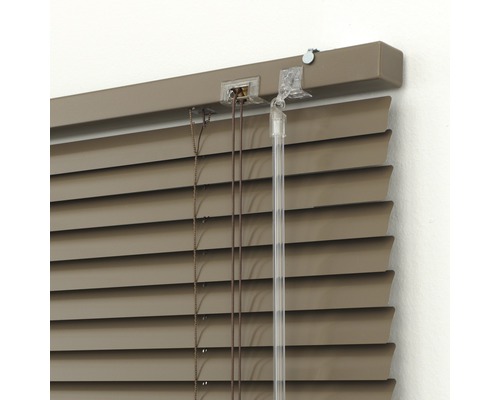 Detailaufnahme einer Jalousie mit Zugschnüren und Wendestab