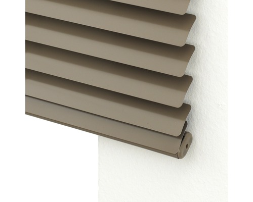 Nahaufnahme einer montierten Jalousie zur Fensterdekoration