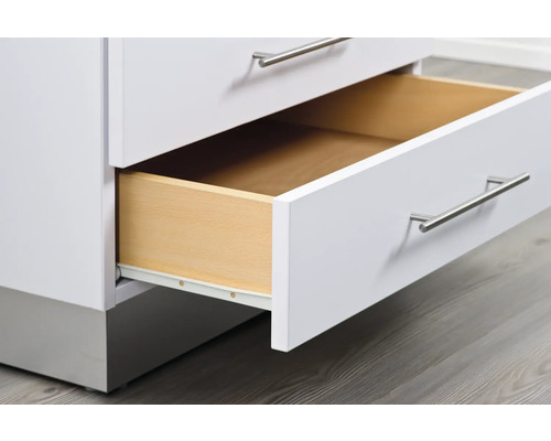 Weißer Schubladenschrank mit offenem Holzschubfach