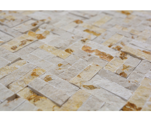 Mosaik aus Naturstein in Fischgrätenmuster